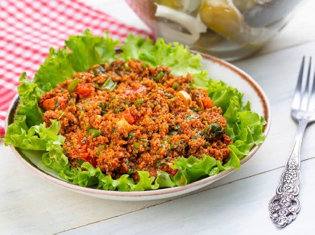 Късър (Kisir) - турска салата от булгур, маруля и зеленчуци - чушки, домати, краставици, пресен лук - снимка на рецептата